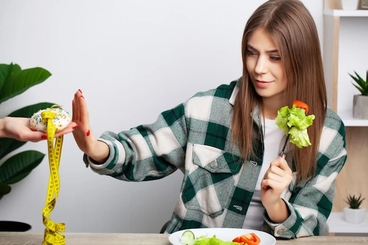 Młoda kobieta wybiera zdrowe jedzenie