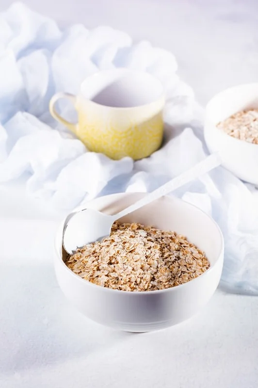 Surowe płatki owsiane w białej misce