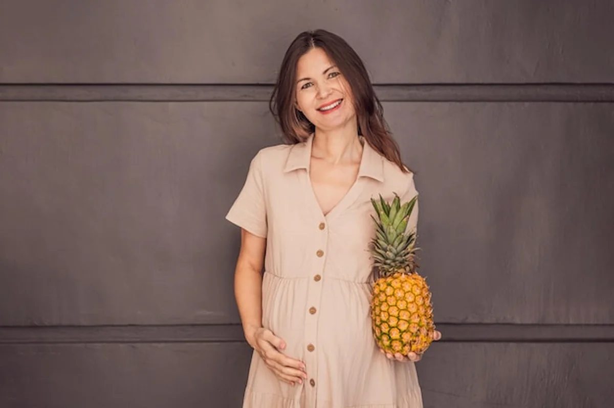 Brzuch ciężarnej kobiety porównywany do ananasu
