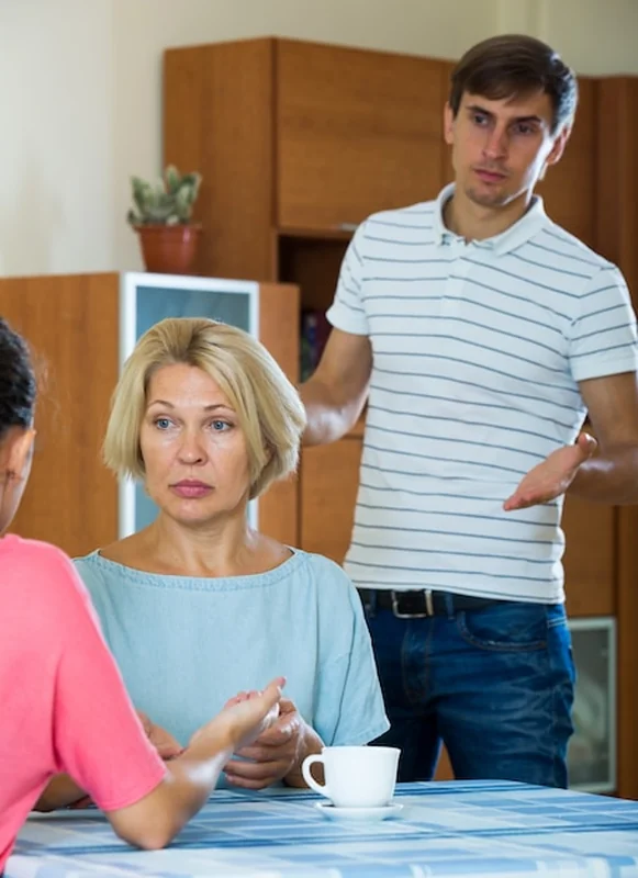 Zła domowa kłótnia między członkami rodziny w domu