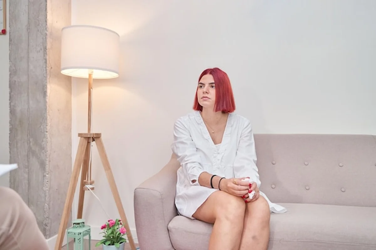 Kaukaska kobieta i psycholog na sesji psychoterapii