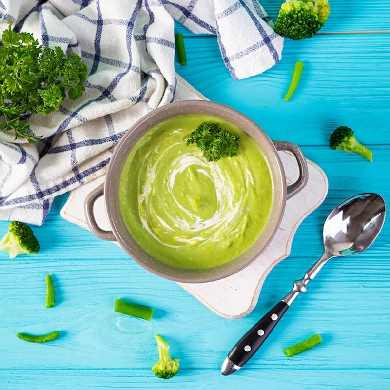 Jakie zupy lekkostrawne na jelita? Przykładowy jadłospis