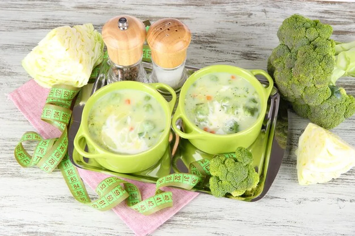 Zupa z kapusty na talerzach na tacce na serwetce na stole