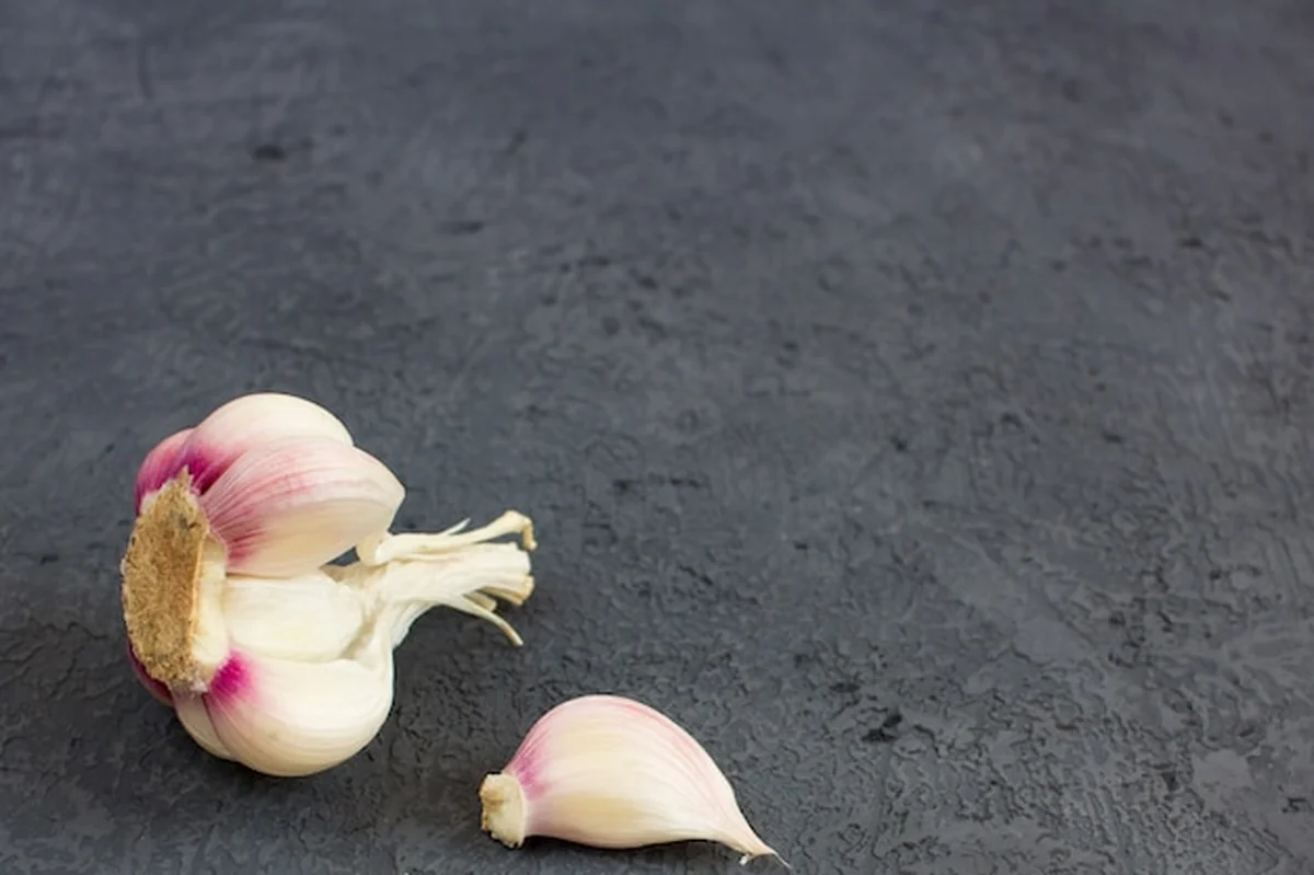 Świeży surowy czosnek na szarym tle