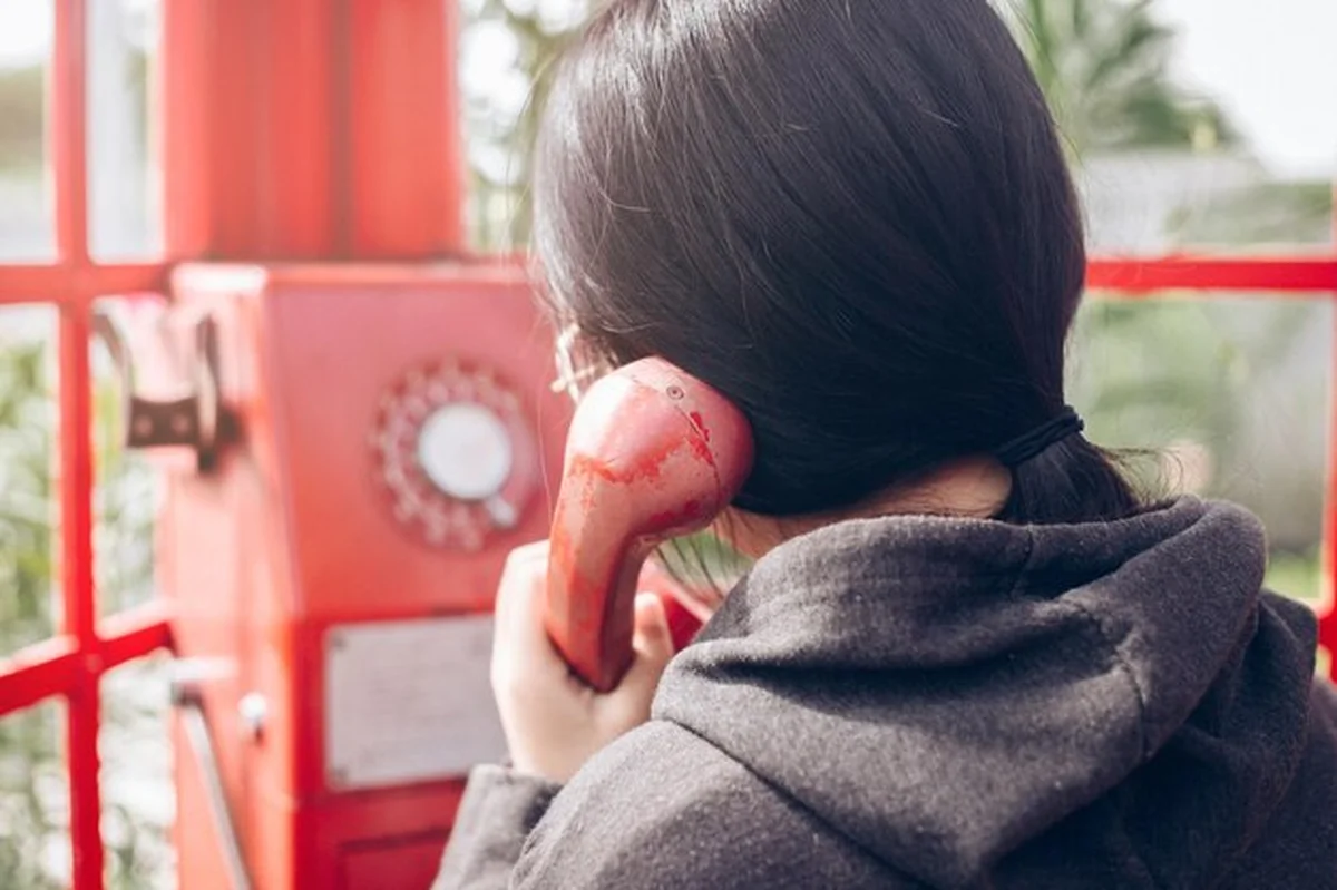Kobieta rozmawia przez telefon