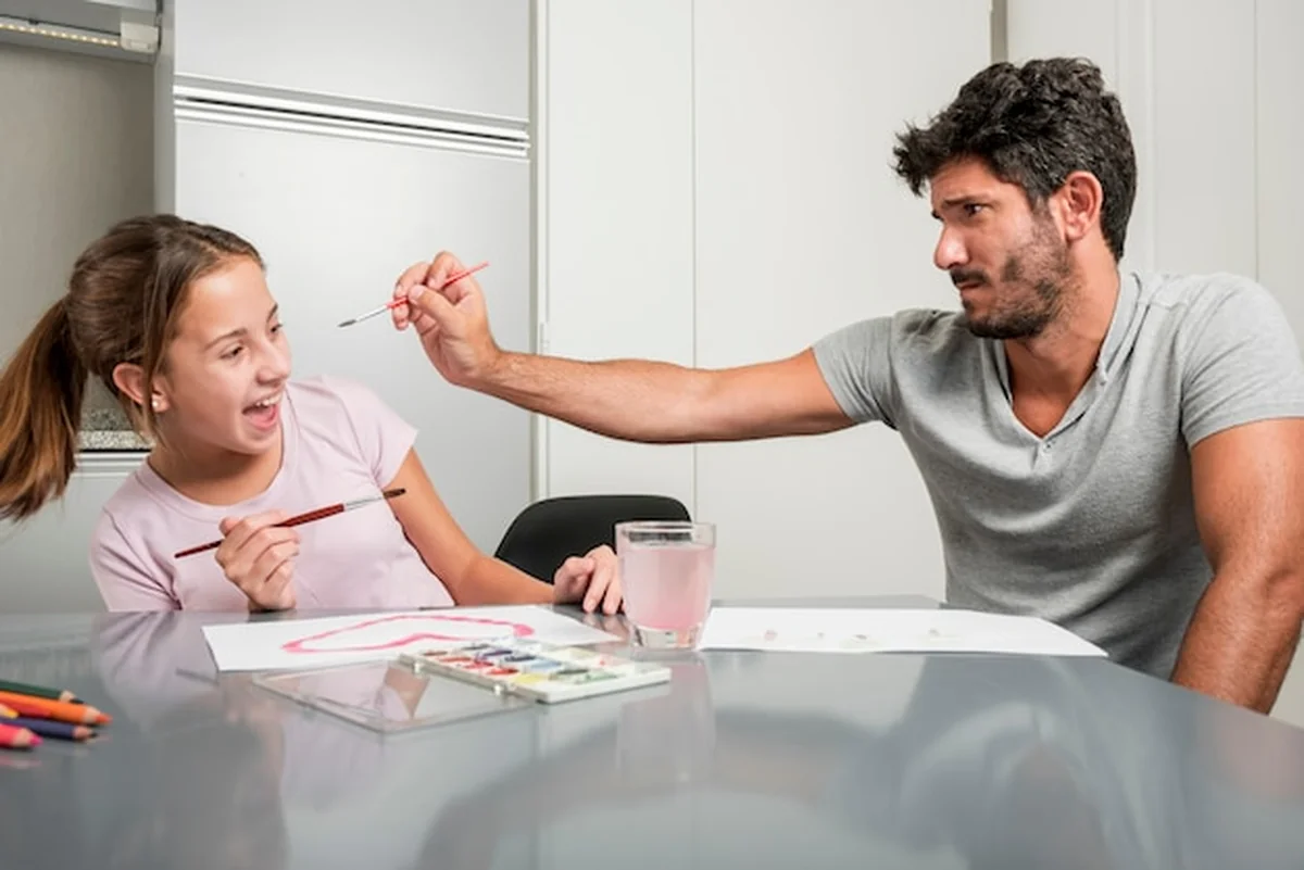 Ojciec i córka malują razem na dzień ojca